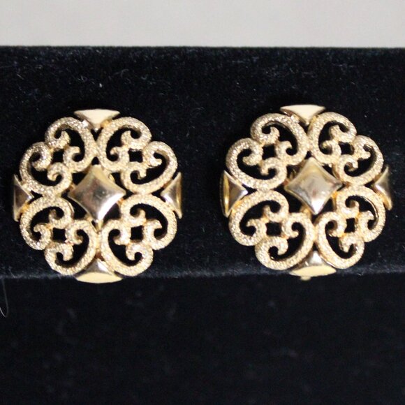 1971 Avon Filigree Medallion Clip On Earrings, Vintage, Gold Tone - Picture 1 of 7